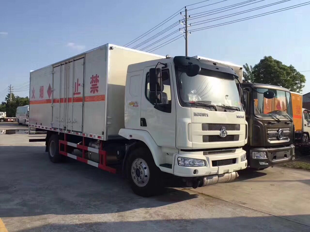 柳汽乘龍10噸爆破器材運(yùn)輸車